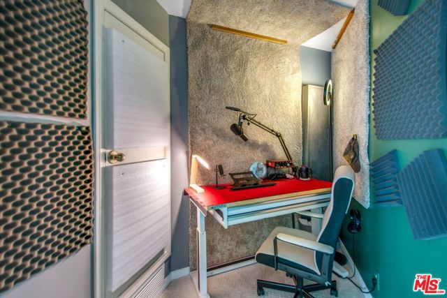 4223 Don Carlos Drive, Los Angeles CA: https://media.crmls.org/mediaz/f0ae5d08-faa7-49b7-8d00-623b9eeb1258.jpg