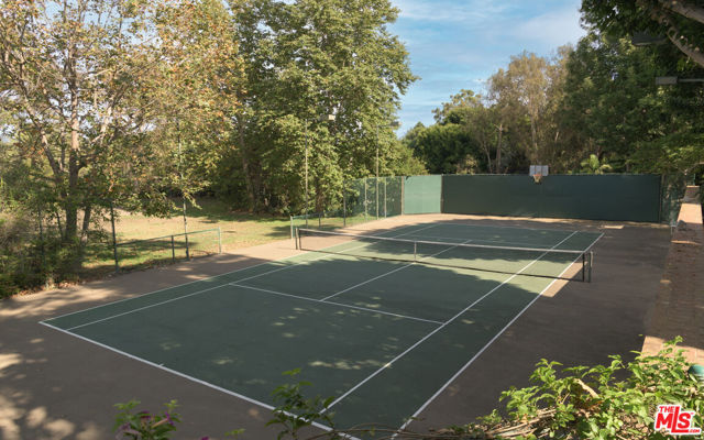 7046 Grasswood Avenue, Malibu CA: https://media.crmls.org/mediaz/f0aef9a3-72ec-46d6-aa89-84cbac2d608d.jpg