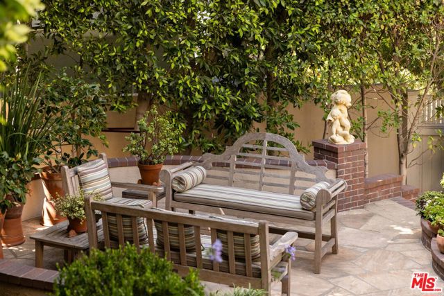 1612 Sunset Plaza Drive, Los Angeles CA: https://media.crmls.org/mediaz/f0b0264b-3664-48b7-8e64-9b52bdf113da.jpg