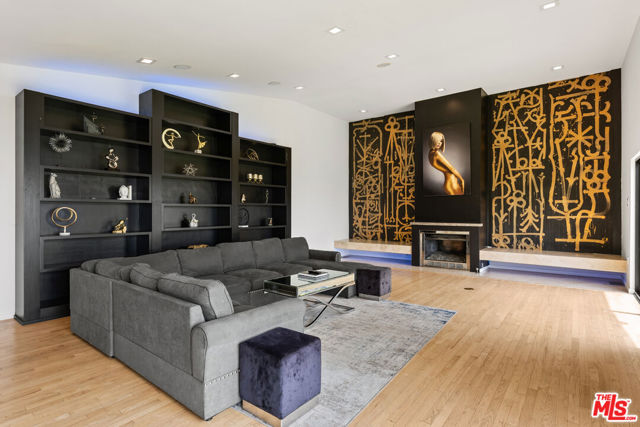 8514 Hillside Avenue, Los Angeles CA: https://media.crmls.org/mediaz/f0b138fd-dffc-43ba-8ec8-30cdc9cc2dde.jpg