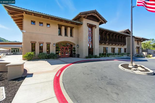 1725 Spyglass Ln, Moraga CA: https://media.crmls.org/mediaz/f0b1cab7-2b14-441e-8f67-17de565b6ee5.jpg
