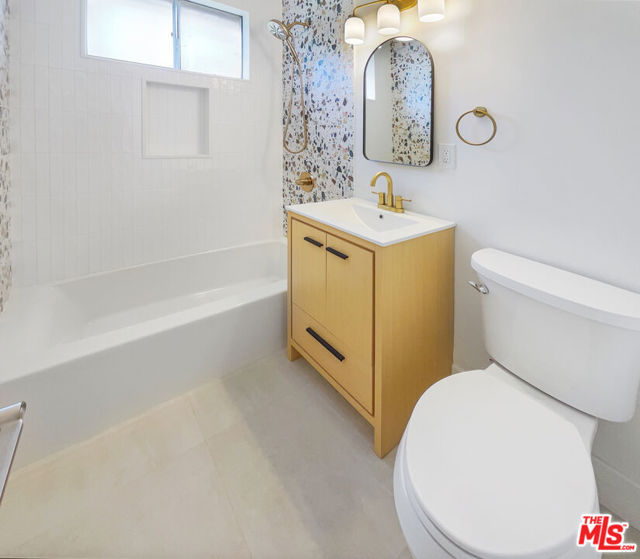 2909 10th Street, Santa Monica CA: https://media.crmls.org/mediaz/f0b23d89-a25e-4df0-a980-99c21a69eb29.jpg