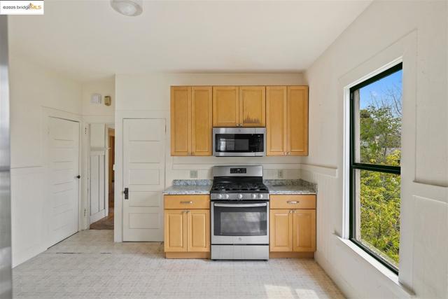 1406 Kains Ave, Berkeley CA: https://media.crmls.org/mediaz/f0b26a24-17a4-414f-a44d-1befc9a1b2a0.jpg