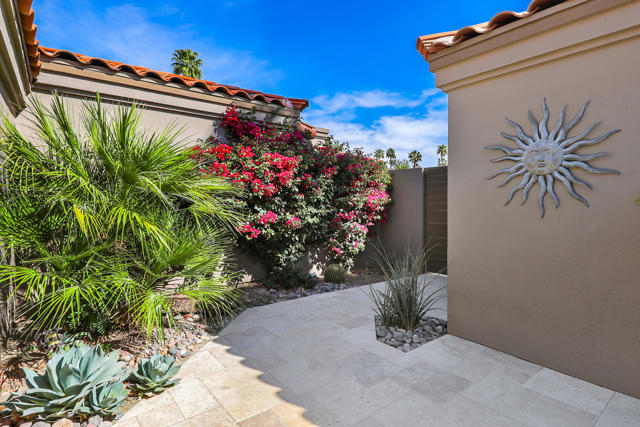 38849 Palm Valley Drive, Palm Desert CA: https://media.crmls.org/mediaz/f0b38732-efee-4674-b8f6-e8bb99d5b38f.jpg