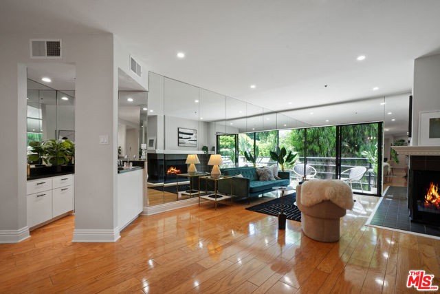1201 Larrabee Street, 204 photo 2
