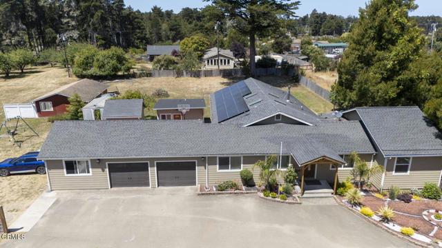 18900 Porterfield Lane, Fort Bragg CA: https://media.crmls.org/mediaz/f0b45c77-0f24-4f60-884b-e1a7a7dd0cec.jpg