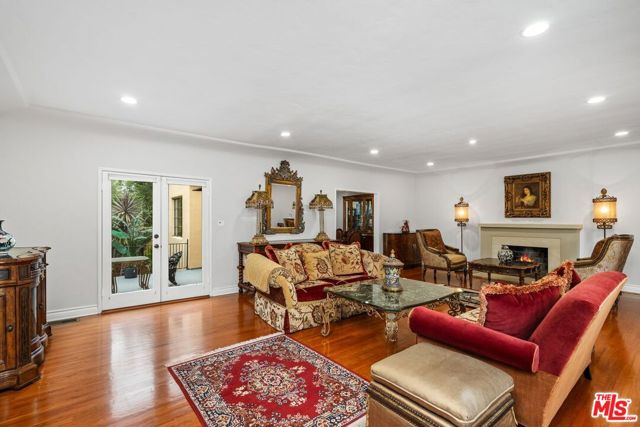 4310 Cedarhurst Circle, Los Angeles CA: https://media.crmls.org/mediaz/f0b4eaa5-6a98-420f-8b2e-2f85577649bb.jpg