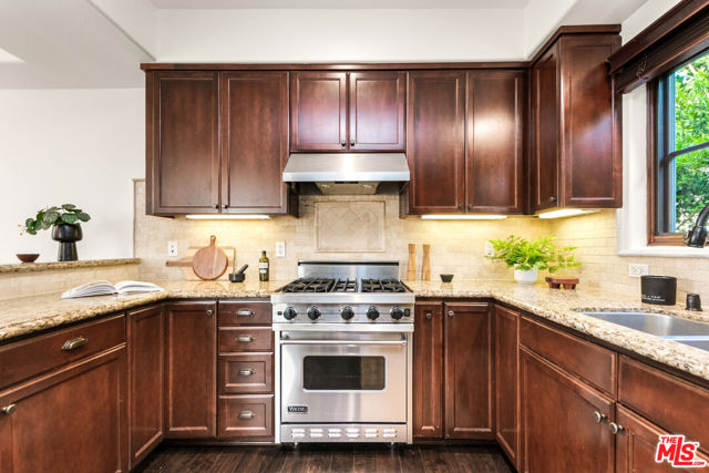 851 19th Street, Santa Monica CA: https://media.crmls.org/mediaz/f0b59829-f6e1-4a66-b634-cbd80609cea4.jpg