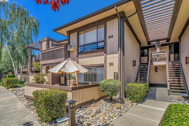 Image 25 of 31 For 39139 Argonaut Way  111