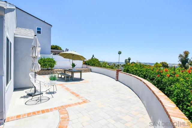 4503 Carnaby, Carlsbad CA: https://media.crmls.org/mediaz/f0b6b959-102a-4b67-80a5-42b98d7bc9cf.jpg