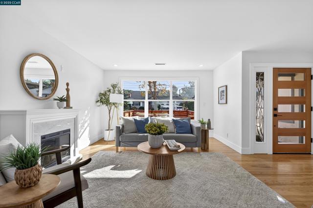 1264 Belfair Dr, Pinole CA: https://media.crmls.org/mediaz/f0b6d9d2-3c9d-4ceb-ac9b-910520c2ea78.jpg