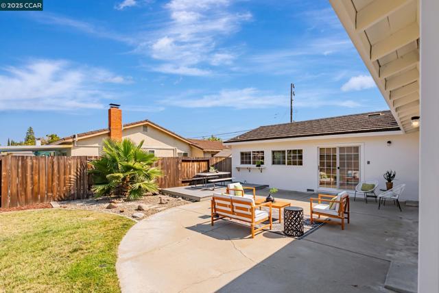 1836 Boxwood Dr, Concord CA: https://media.crmls.org/mediaz/f0b8c4c9-d13f-47a9-9802-d8f8019fbe4f.jpg