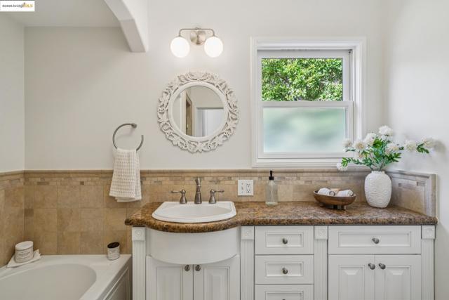 5968 Chabot Crest, Oakland CA: https://media.crmls.org/mediaz/f0b94adb-8b5f-4d34-be29-617291d2d23b.jpg