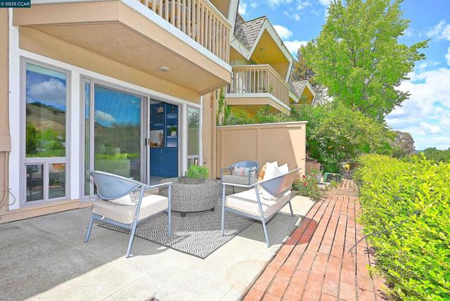 3434 Tice Creek Dr, Walnut Creek CA: https://media.crmls.org/mediaz/f0b979a1-5807-420b-acd9-c63189a510b6.jpg