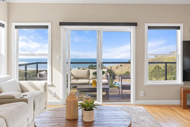674 Corona Dr, Pacifica CA: https://media.crmls.org/mediaz/f0b9d591-9fe7-441d-8347-e45412a8ce8a.jpg
