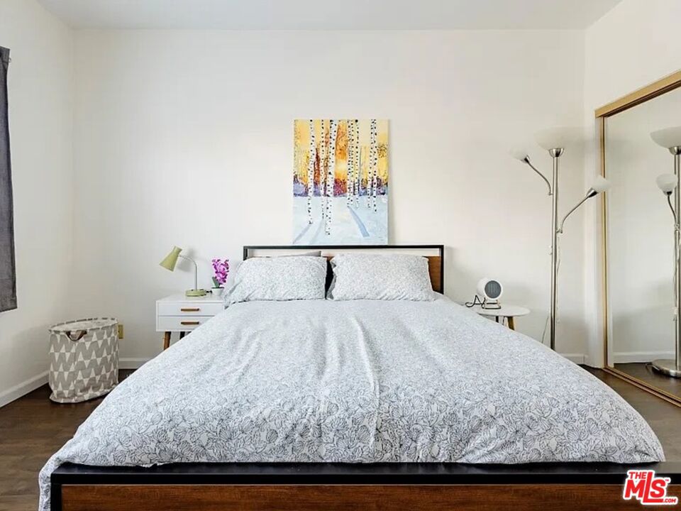 https://media.crmls.org/mediaz/f0ba7683-a80a-4344-a44c-9c70b4ba2726.jpg?preset=X-Large