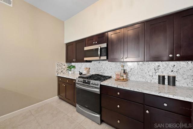 12362 Carmel Country Rd, San Diego CA: https://media.crmls.org/mediaz/f0bac463-a4c8-49bc-9f3d-67172501e91d.jpg