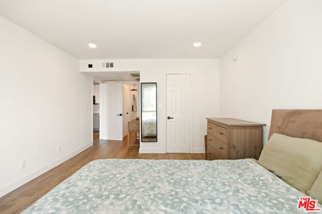 5215 Balboa Boulevard, Encino CA: https://media.crmls.org/mediaz/f0bb51d2-dc1a-4592-bddb-7b1fb5ed2efa.jpg