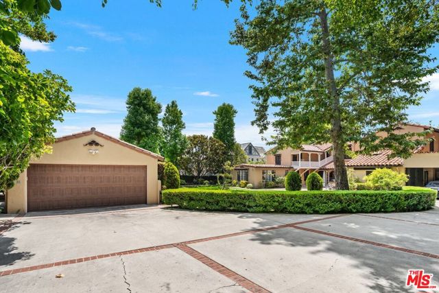 434 S Muirfield Road, Los Angeles CA: https://media.crmls.org/mediaz/f0bba518-efff-4c50-855e-24ff78210275.jpg
