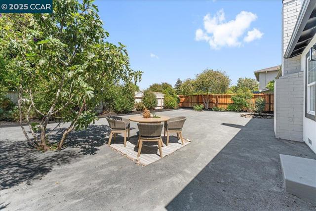 5040 Silverado Dr, Fairfield CA: https://media.crmls.org/mediaz/f0bc9cf8-5342-481c-8271-c47aeb8c2d66.jpg