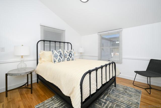 206 E E Oceanfront, Newport Beach CA: https://media.crmls.org/mediaz/f0bd67d3-46f0-4793-aa80-1b48cbfe85a7.jpg