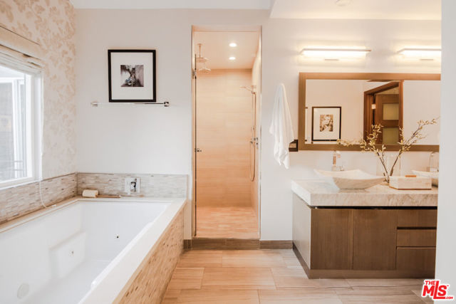 5189 Collett Avenue, Encino CA: https://media.crmls.org/mediaz/f0bdb302-b007-41fa-ab4e-ab7a3899b762.jpg