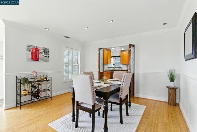 7968 Michigan Ave, Oakland CA: https://media.crmls.org/mediaz/f0bf099c-5827-4562-ab59-887b344ebc36.jpg