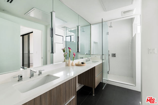 5154 W Redondo Court, Los Angeles CA: https://media.crmls.org/mediaz/f0bf2124-e8ae-4b0e-ba3b-30178d92dbdf.jpg