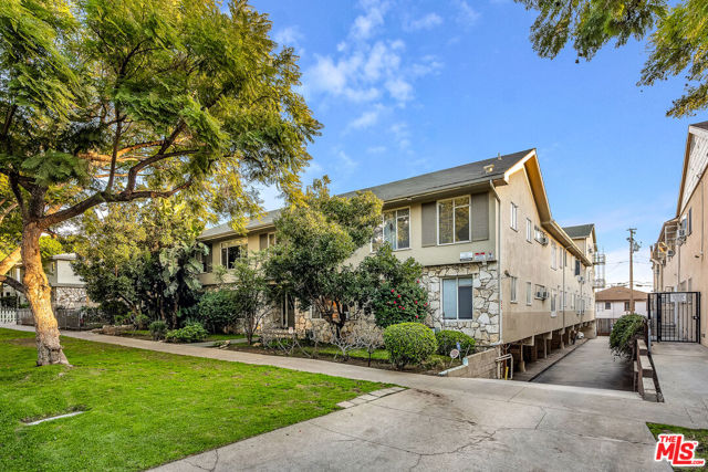 8218 De Longpre Avenue, West Hollywood CA: https://media.crmls.org/mediaz/f0bf75c3-4bc7-4cfc-bc2c-9d14d10c4f4b.jpg