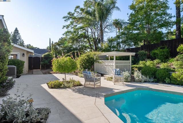 290 Bolla Ave, Alamo CA: https://media.crmls.org/mediaz/f0c05d65-88f4-4bf2-ac01-0bbd5dfe1c90.jpg