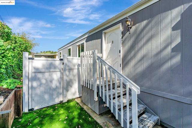 16711 Marsh Creek Rd, Clayton CA: https://media.crmls.org/mediaz/f0c0a88a-f7b5-4f8e-b904-5e2f1103893a.jpg