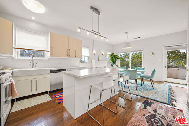 236 S 5th Avenue, Venice CA: https://media.crmls.org/mediaz/f0c16064-de95-47a7-9066-b960e38dd7d1.jpg