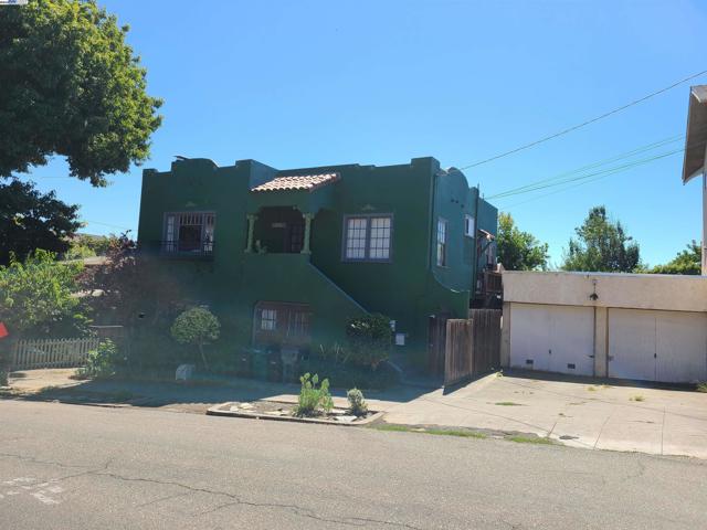 1621 E 38Th St, Oakland CA: https://media.crmls.org/mediaz/f0c3758c-6f5e-4191-bff5-0eed32337a87.jpg