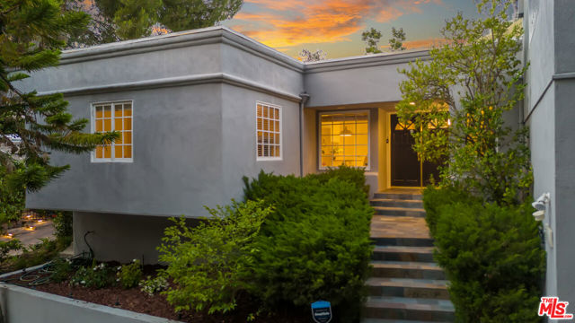 3564 Summerfield Drive, Sherman Oaks CA: https://media.crmls.org/mediaz/f0c3ba6b-8f6d-44d8-be5d-60f9870b3ae0.jpg