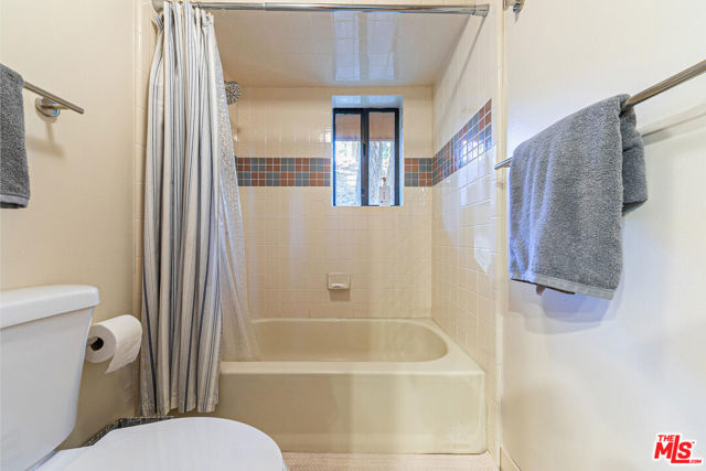 11504 Skislope Way, Truckee CA: https://media.crmls.org/mediaz/f0c45fde-c5c7-4a0b-9a44-b426bd1eaf12.jpg