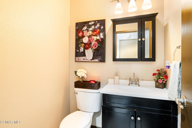 2124 Snowberry Court, Simi Valley CA: https://media.crmls.org/mediaz/f0c466b6-d0e2-408a-a5bb-2b6dcc6c6368.jpg