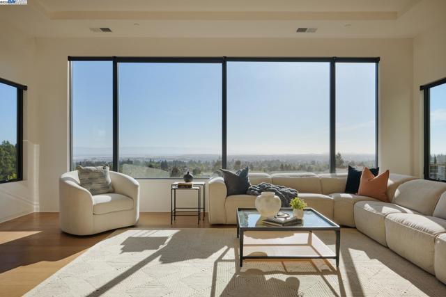 1615 Vinehill Court, Fremont CA: https://media.crmls.org/mediaz/f0c6ee6d-8481-4557-8fba-6f8c56cad778.jpg