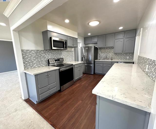 334 Oxford Street, Hayward CA: https://media.crmls.org/mediaz/f0c738cf-7fbc-4972-8c5f-98c382992369.jpg