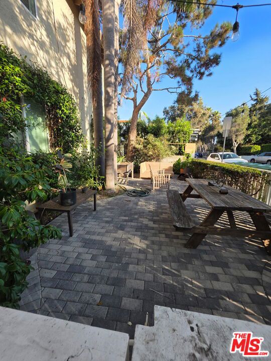 1029 Pleasantview Avenue, Venice CA: https://media.crmls.org/mediaz/f0c74c78-bc57-4a9d-be9f-d2630a02fa09.jpg