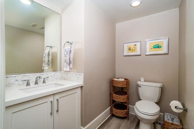 807 Santa Barbara Pl, San Diego CA: https://media.crmls.org/mediaz/f0c7a4f1-9a81-4553-95c6-af3e6ee682f7.jpg