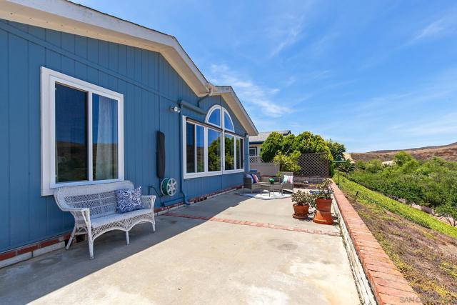 5188 Weymouth Way, Oceanside CA: https://media.crmls.org/mediaz/f0c7bec3-ff90-40a5-8edd-c1178c60e841.jpg