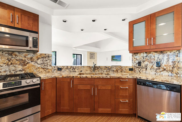 2910 Cervantes Court, Palm Springs CA: https://media.crmls.org/mediaz/f0c80599-d465-4e0e-b18c-e3a46f506640.jpg