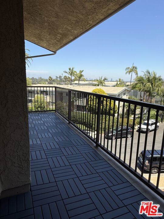 3231 Cheviot Vista Place, Los Angeles CA: https://media.crmls.org/mediaz/f0c85c26-7e86-47b3-9003-18a8619b8a60.jpg