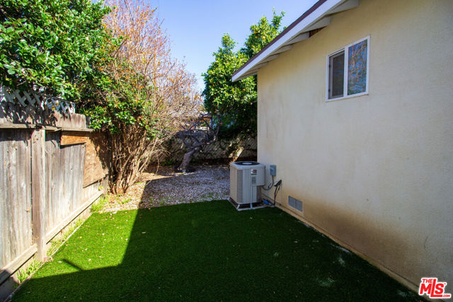 7467 N Forbes Avenue, Lake Balboa CA: https://media.crmls.org/mediaz/f0c90faf-acbe-40a3-972d-5feec1dd51fe.jpg