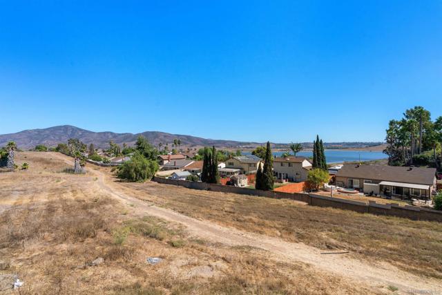 293 Paden Dr, Spring Valley CA: https://media.crmls.org/mediaz/f0c96f8c-ac73-4ddc-99b3-3287b291f419.jpg