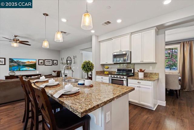 2097 Salice Way, Brentwood CA: https://media.crmls.org/mediaz/f0ca0019-3067-4836-8ab8-7312776f26f7.jpg