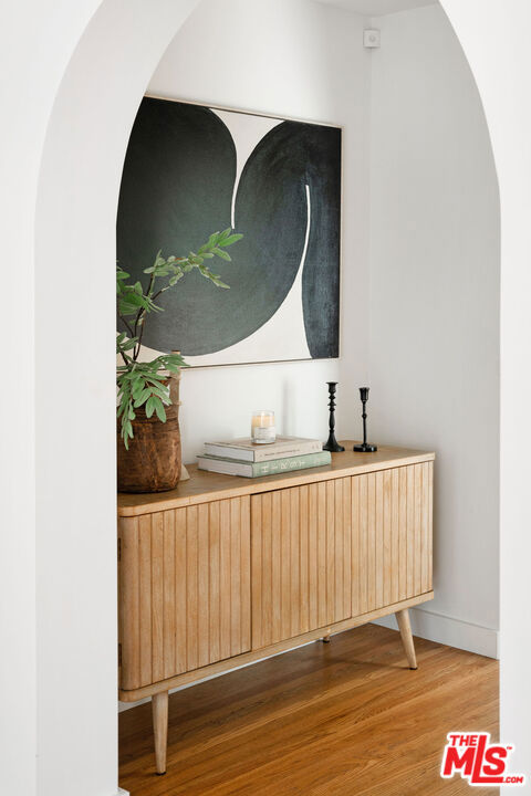 363 N Kings Road, Los Angeles CA: https://media.crmls.org/mediaz/f0ca37f7-2999-45ba-ab19-e5675e7d6e48.jpg