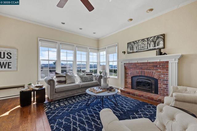 1620 Saint Francis Ct, Benicia CA: https://media.crmls.org/mediaz/f0ca7f7a-e35c-4105-bd3f-03b01a232c08.jpg