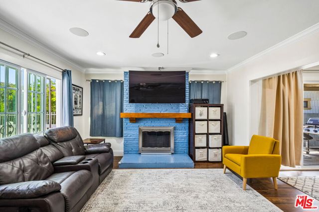 5342 Lemon Grove Avenue, Los Angeles CA: https://media.crmls.org/mediaz/f0ca86af-5851-4bb1-94ec-e5030cef7e3d.jpg