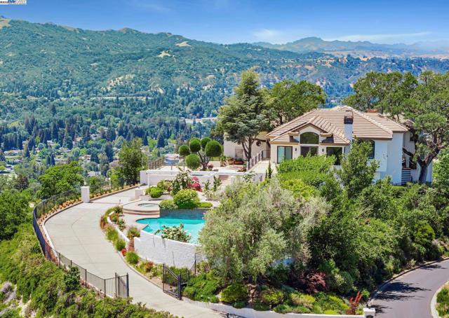 530 Oakshire Pl, Alamo CA: https://media.crmls.org/mediaz/f0ca8da2-1ea9-440e-930f-6e2ee1c63be7.jpg